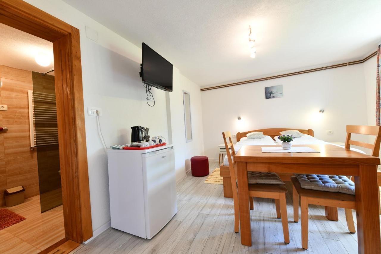 Apartment And Rooms Ivancica Seliste Dreznicko Eksteriør billede